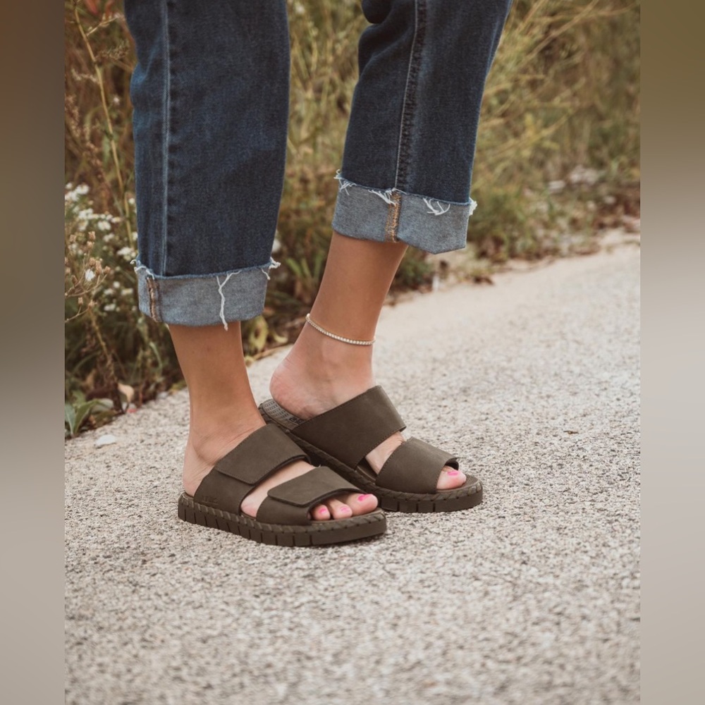 MUK LUKS Woman’s Flexi Sandals w/ Soft Cushion- Size: 6